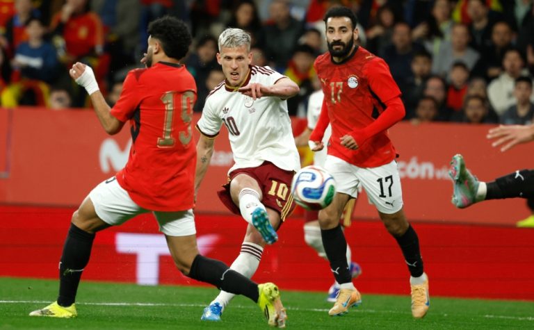 Espanha poupa titulares e apenas empata com o Egito; Holanda e Inglaterra frustram