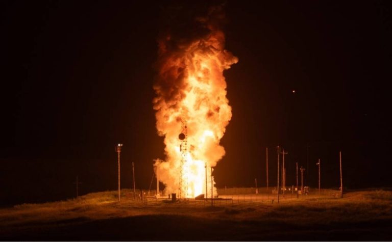 Estados Unidos testam míssil nuclear em meio à guerra no Irã