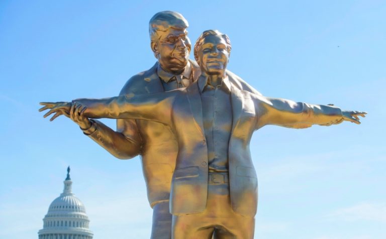 Estátua de Trump e Epstein em pose de ‘Titanic’ é instalada perto da Casa Branca