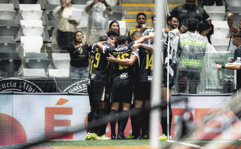 Everson brilha, Atlético-MG afunda Internacional e desencanta no Brasileirão