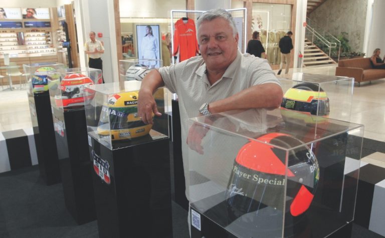 Exposição “As Cores da Velocidade” exibe capacetes de pilotos históricos
