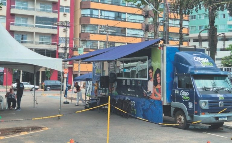 Feira literária itinerante segue até quinta-feira em Guarapari