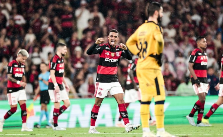 Flamengo confirma favoritismo, passa fácil pelo Remo e volta ao G-4 do Brasileirão