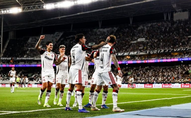 Flamengo vence Botafogo com direito a golaço de Léo Pereira para Ancelotti