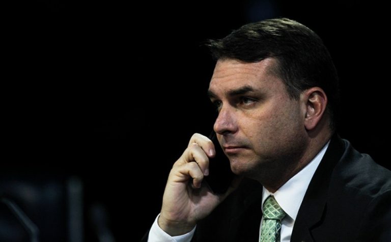 Flávio Bolsonaro protocola PEC pelo fim da reeleição à Presidência