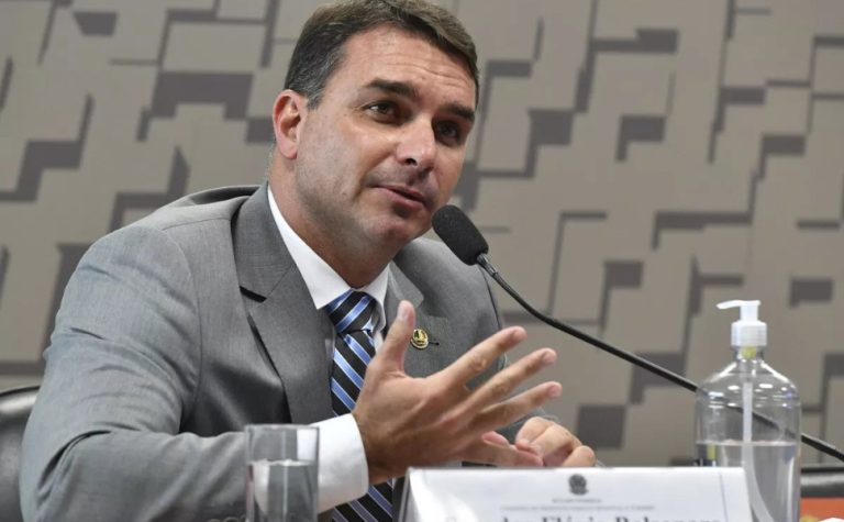 Flávio Bolsonaro quer discussão por reforma trabalhista e mudanças na Previdência