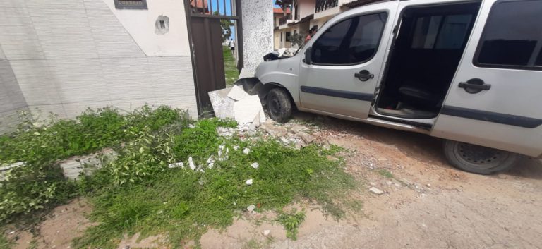 Fuga de blitz termina em acidente com sete crianças feridas no Grande Recife