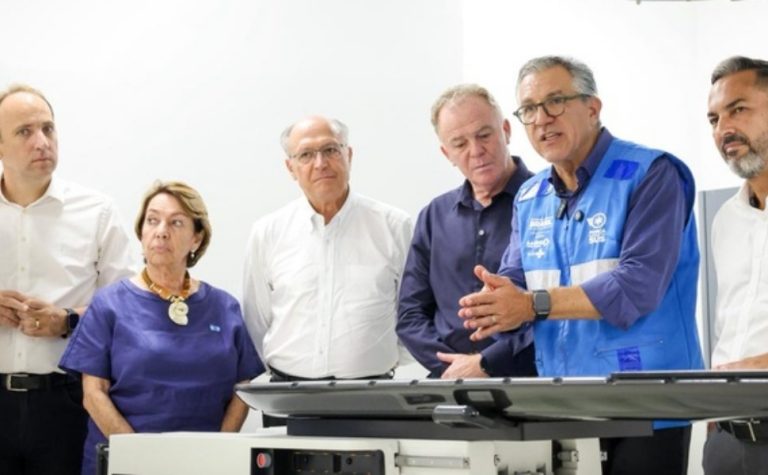 Geraldo Alckmin e Padilha entregam ambulâncias e serviços de radioterapia no ES