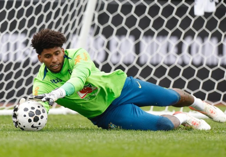 Goleiro Hugo Souza é convocado para a seleção após lesão de Alisson