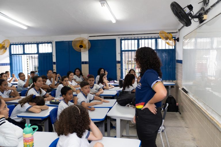 Governo de PE envia projeto à Alepe para aplicar piso nacional dos professores