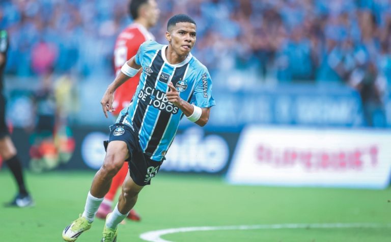 Grêmio faz 3 a 0 no Inter e encaminha título do Campeonato Gaúcho