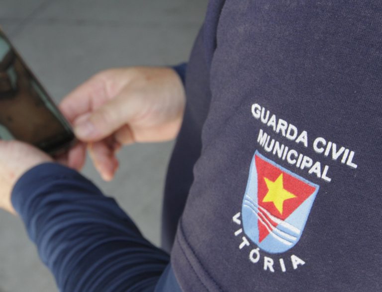Condenado por porte de arma restrita é preso após desembarcar de ônibus em Vitória