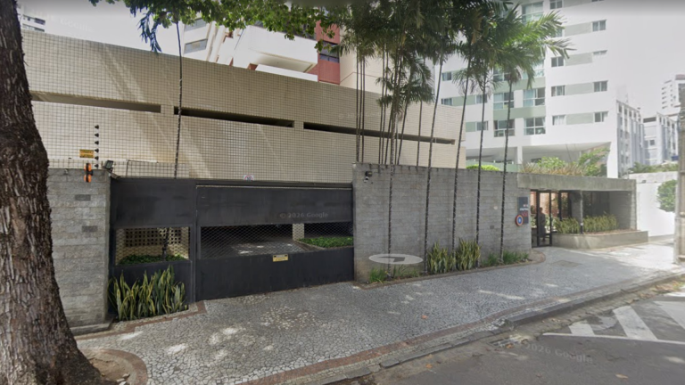 Homem invade prédio com carro e dispara 20 vezes contra porta de ex-companheira