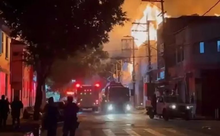 Incêndio de grandes proporções atinge fábrica de mesas de sinuca em São Paulo