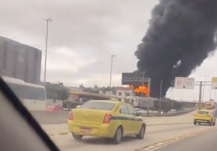 Incêndio de grandes proporções atinge galpão de loja na zona norte do Rio