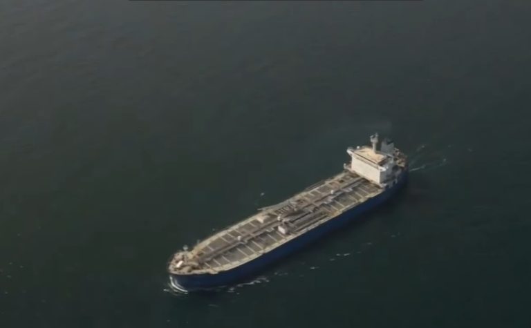 Irã fecha Estreito de Ormuz e ameaça incendiar qualquer navio que tentar passar