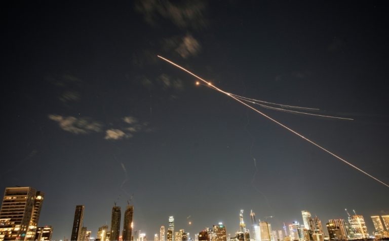 Israel volta a atacar Teerã e Irã escala retaliação