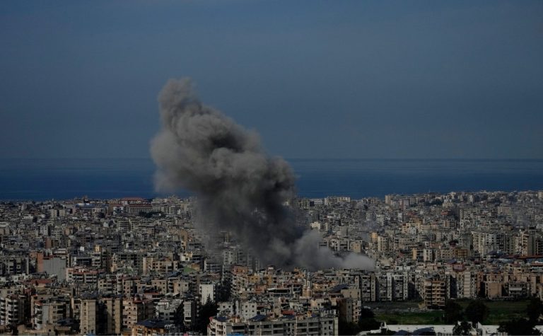 Israel volta a atacar o Irã e o Líbano; EUA dizem que bombardeios vão aumentar