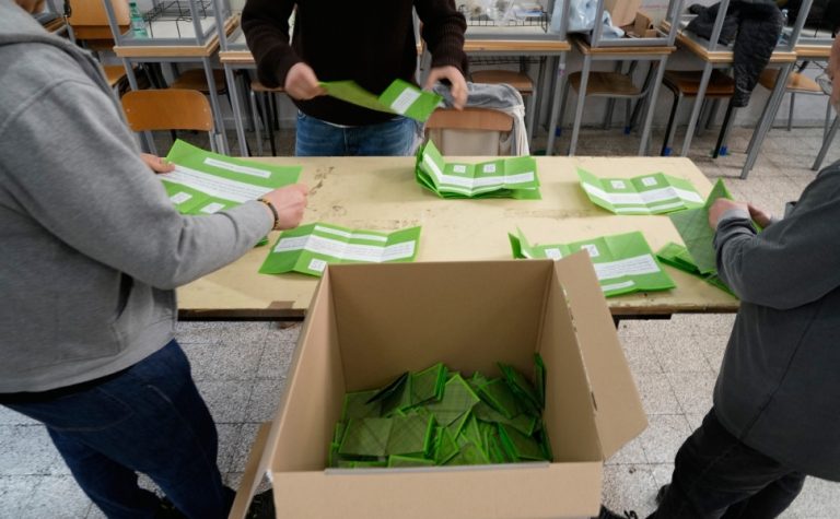 Italianos rejeitam reforma do Judiciário defendida por Meloni, indicam projeções
