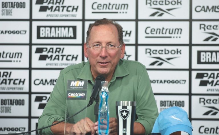 John Textor diz não aceitar time medíocre e mira títulos