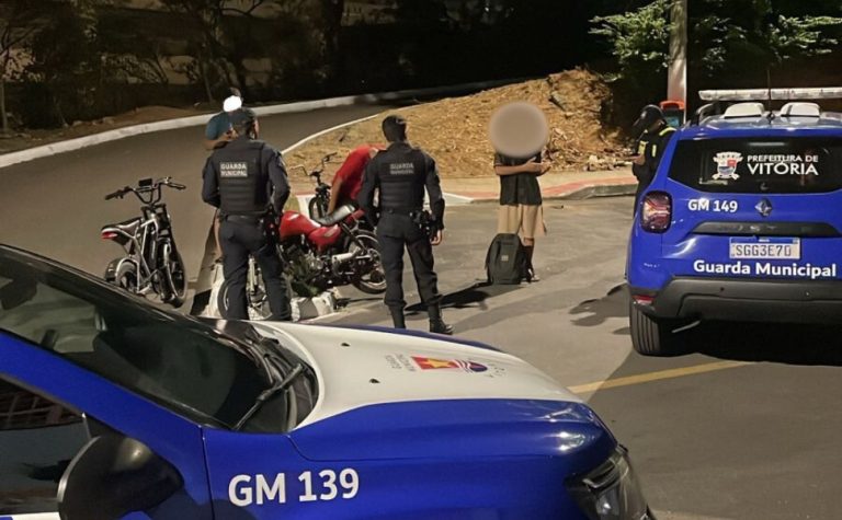 Jovem e adolescente são apreendidos após serem flagrados empinando moto em Vitória