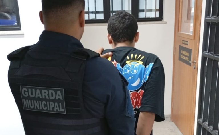 Jovem é detido com cocaína, crack e maconha escondidos dentro da boca em Vitória