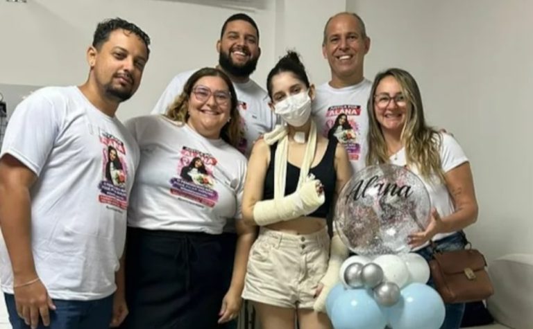 Jovem esfaqueada mais de 30 vezes após recusar pedido de namoro recebe alta