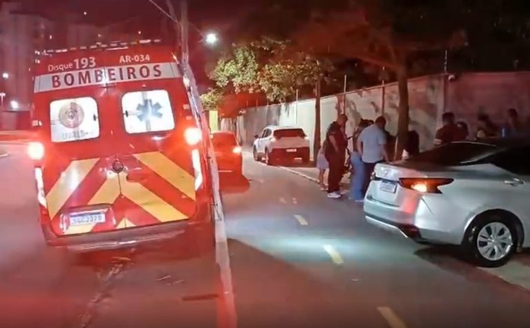 Jovens ficam feridos após bike elétrica bater na lateral de carro na Serra