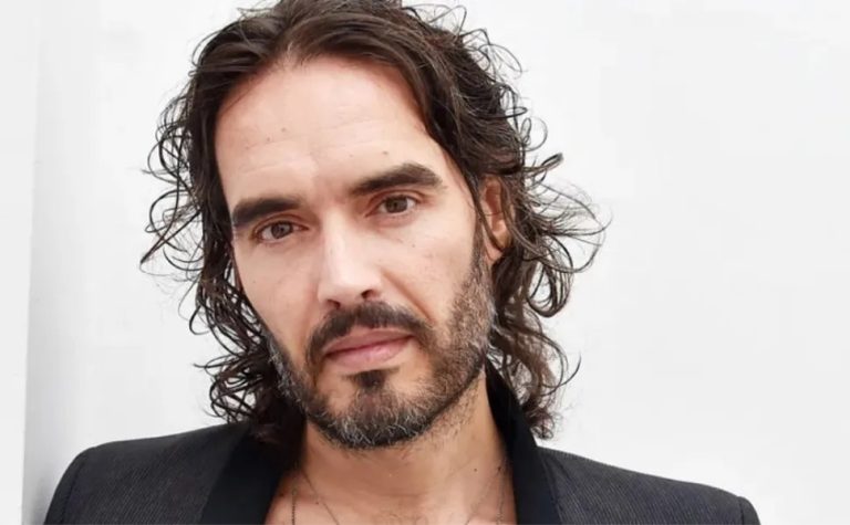 Julgamento de Russell Brand por estupro é adiado para outubro
