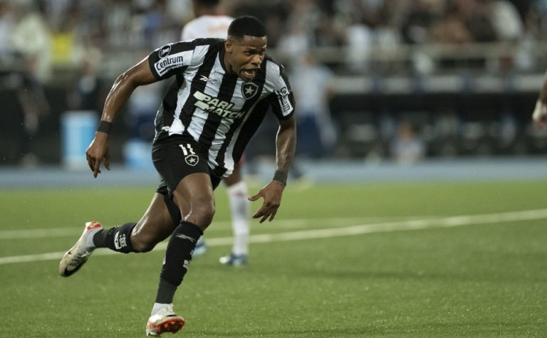 Júnior Santos volta ao Botafogo após passagem pelo Atlético-MG