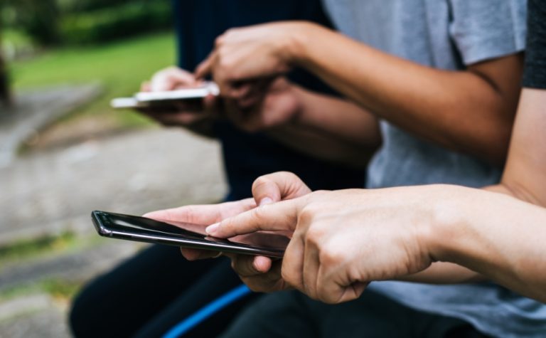Justiça condena fabricantes por problema em celular após atualizações