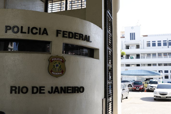 Mãe é presa pela PF por abusar das filhas de 4 e 9 anos, filmar e postar vídeos na dark web