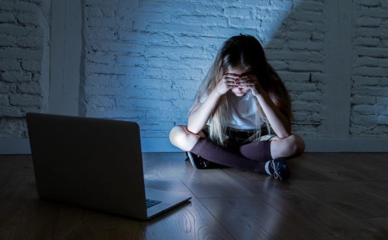 Mais de 60 mil adolescentes são vítimas de violência na internet