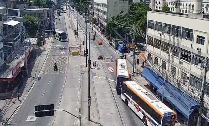 Manifestantes usam 4 ônibus para bloquear via no Rio em protesto contra operação policial