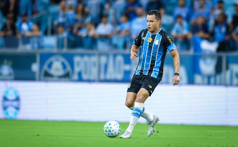 Marlon recebe alta após cirurgia no tornozelo e já tem prazo para reapresentação