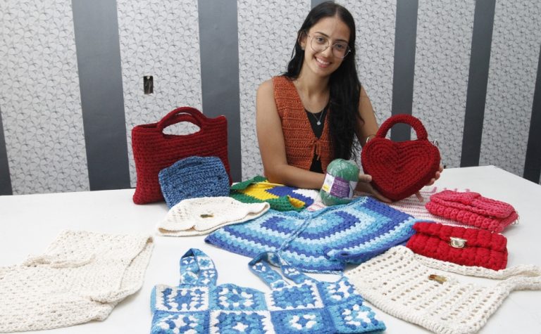 Moda do crochê vira hobby e negócios entre os jovens