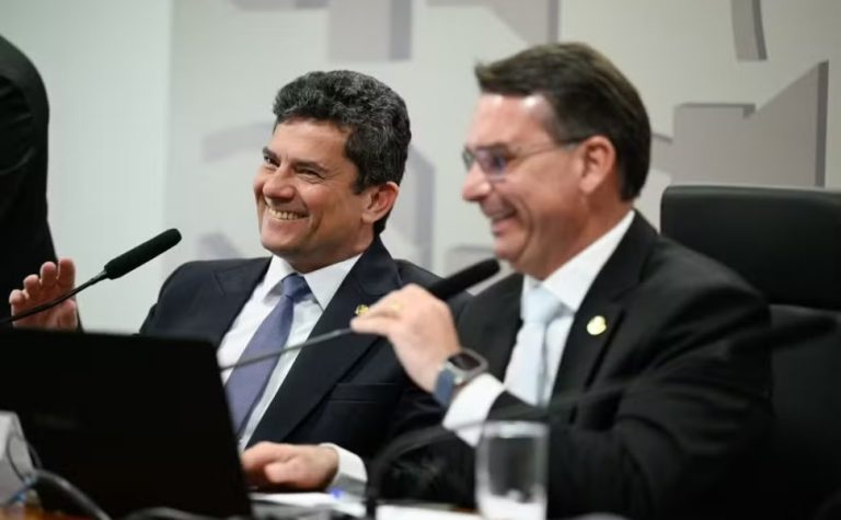 Moro se filia ao PL ao lado de Flávio em evento com acenos a Ratinho Jr.