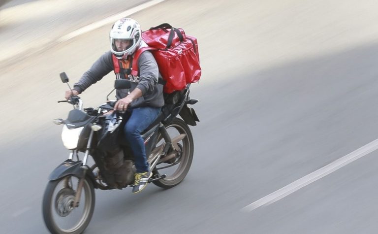 Motoboy terá adicional de risco a partir de abril; entregador de apps fica de fora