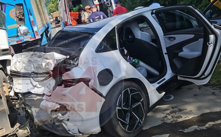Motorista fica preso às ferragens após acidente com dois caminhões na BR-101 no ES