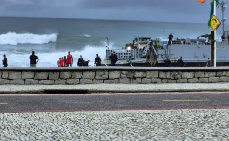 Navio da Marinha encalha em praia do RJ após manobra de emergência