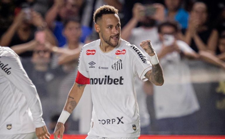 Neymar faz de pênalti, mas Internacional marca no fim e vence o Santos na Vila