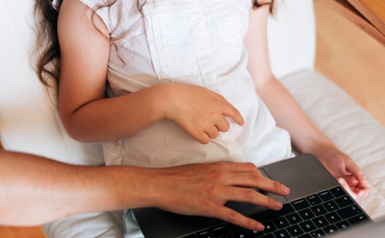 O que muda com novas regras para pais e filhos nas redes sociais