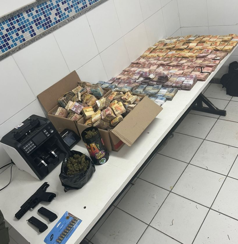 PM apreende mais de R$ 300 mil e máquina de contar dinheiro em caminhão de mudança