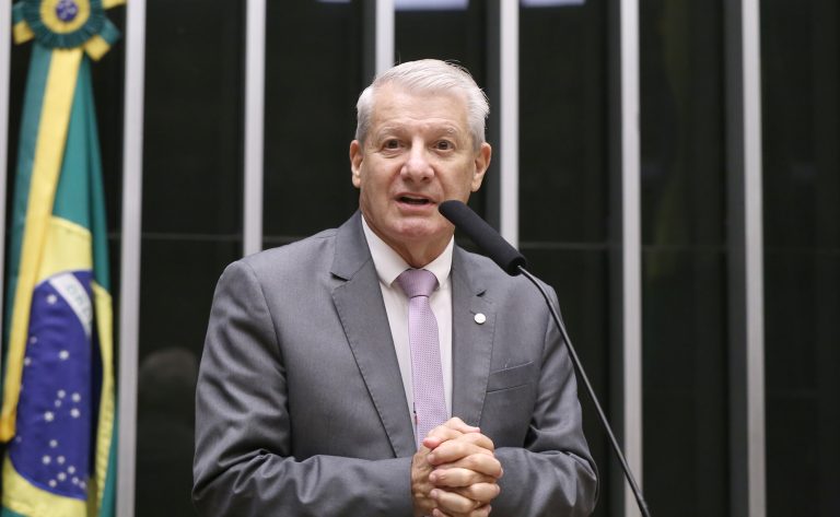 Paulo Folletto seguirá no PSB