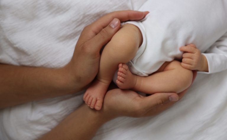 Pediatras alertam para alta temporada de vírus perigoso para bebês e crianças