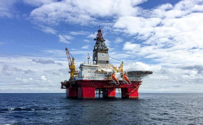 Petróleo dispara 8% após Irã anunciar fechamento do estreito de Hormuz