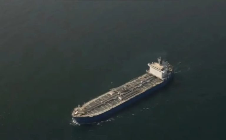 Petróleo ultrapassa US$ 85 após Irã anunciar fechamento do estreito de Hormuz