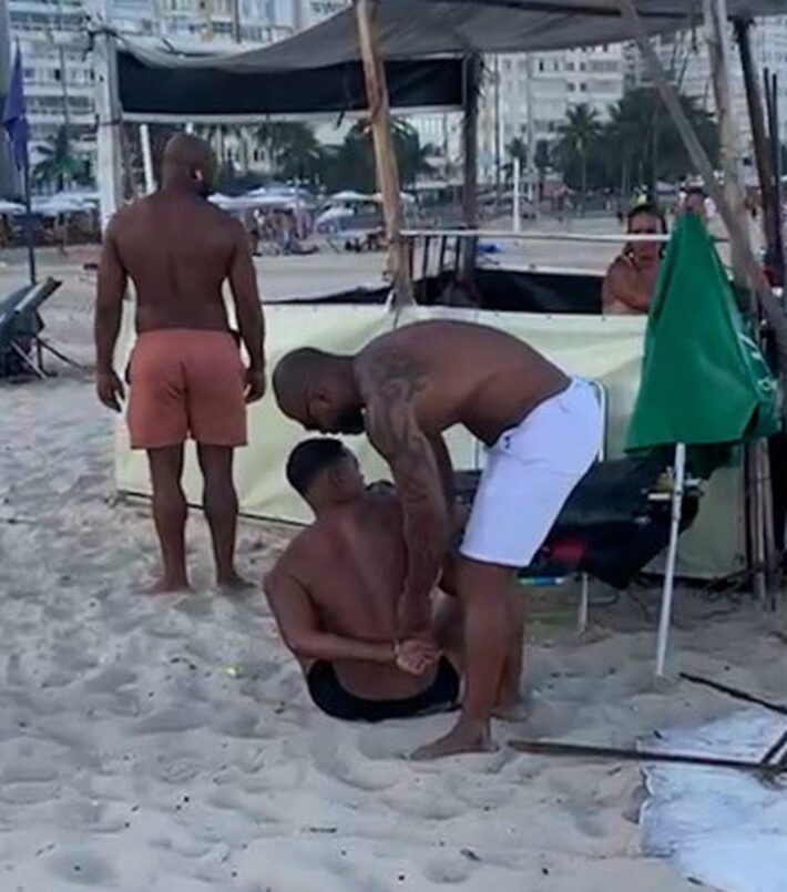Policiais à paisana prendem acusado de chefiar tráfico de Macaé na praia de Copacabana