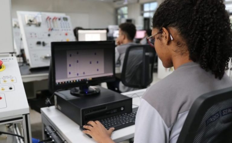 Programa do SENAI oferece 1.500 vagas em cursos de tecnologia para mulheres