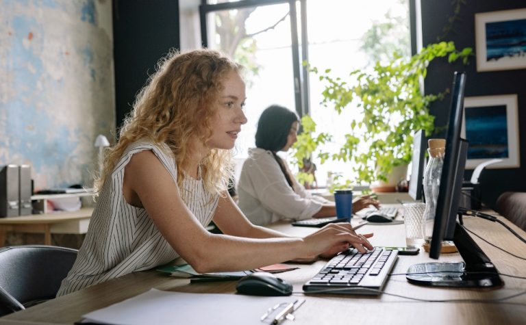 Projeto oferece curso gratuito de programação para mulheres em Vila Velha